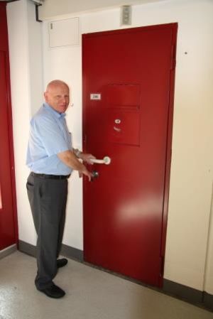 Markus Epple, Chef der Untersuchungsgefängnisse Zürich, öffnet eine leere Zelle (l.). Bild: SB